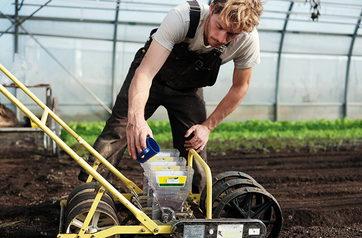 A push seeder 